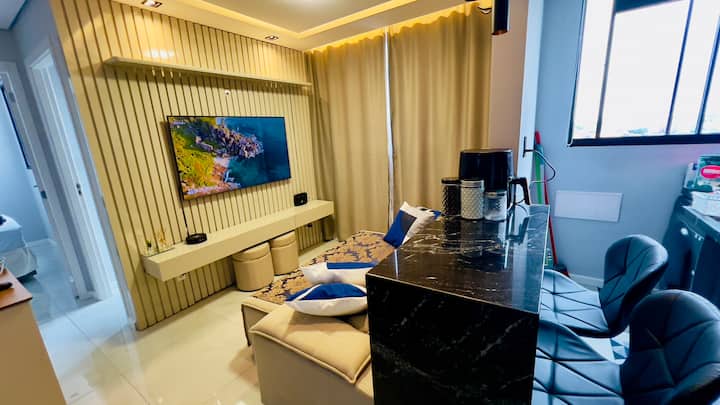 Sebule, sofa (Chaise longue, inayoweza kurudishwa nyuma na kuegemea) + Televisheni ya inchi 55 ya Samsung na kaunta ya jikoni iliyo na viti viwili