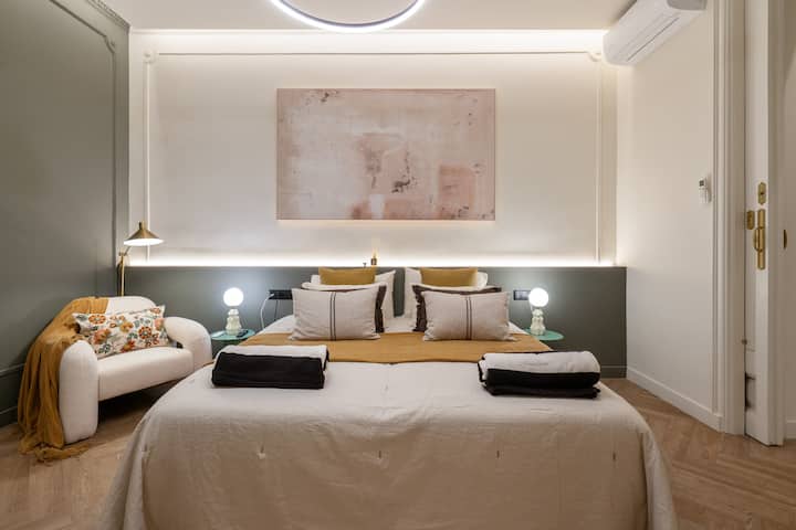 Habitación con dos camas separadas o posibilidad de juntarlas. Montamos la cama según demanda. 
Foto versión camas unidas de 1,80x2.