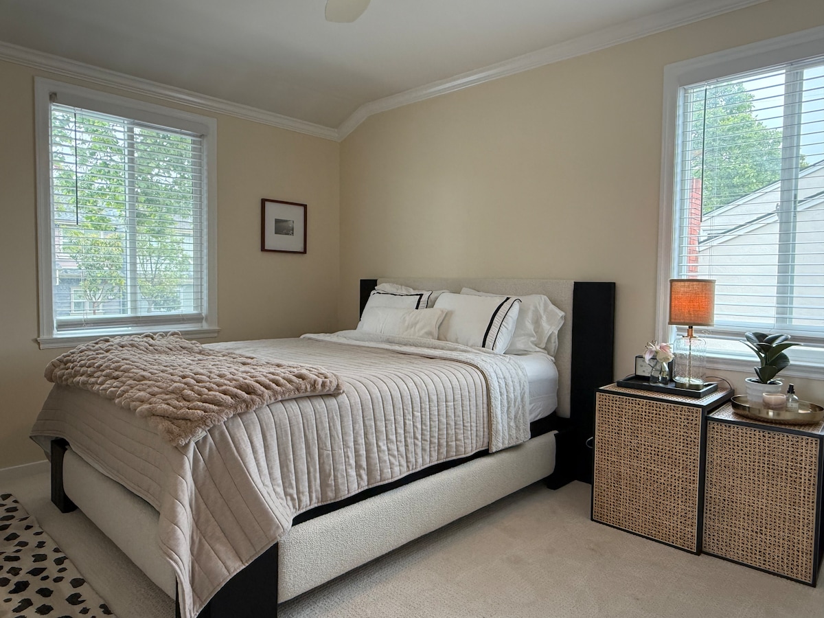 Executive Style Home | Sun Deck & Pull Out Couch