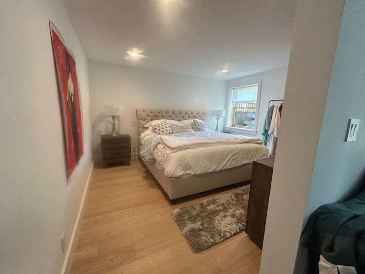 Საძინებელი დიდი საწოლით 