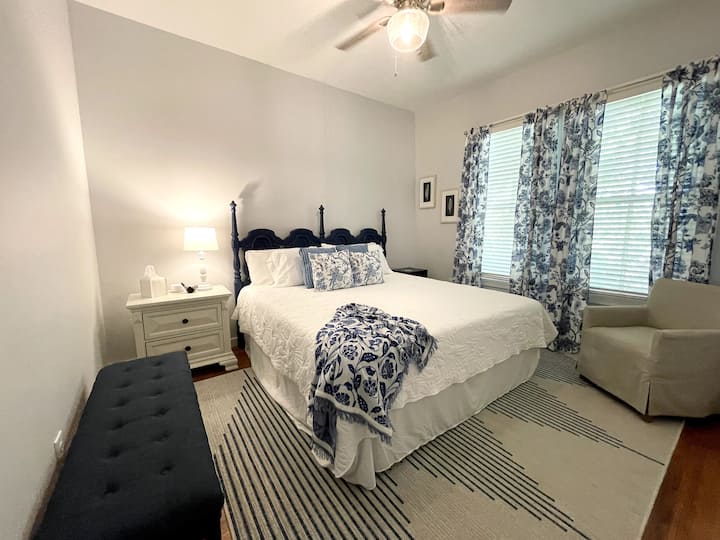 ห้องนอนพร้อมเตียงคิงไซส์