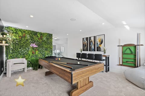 *The BIG House* |Large Hot Tub| Palm Trees|Arcade!