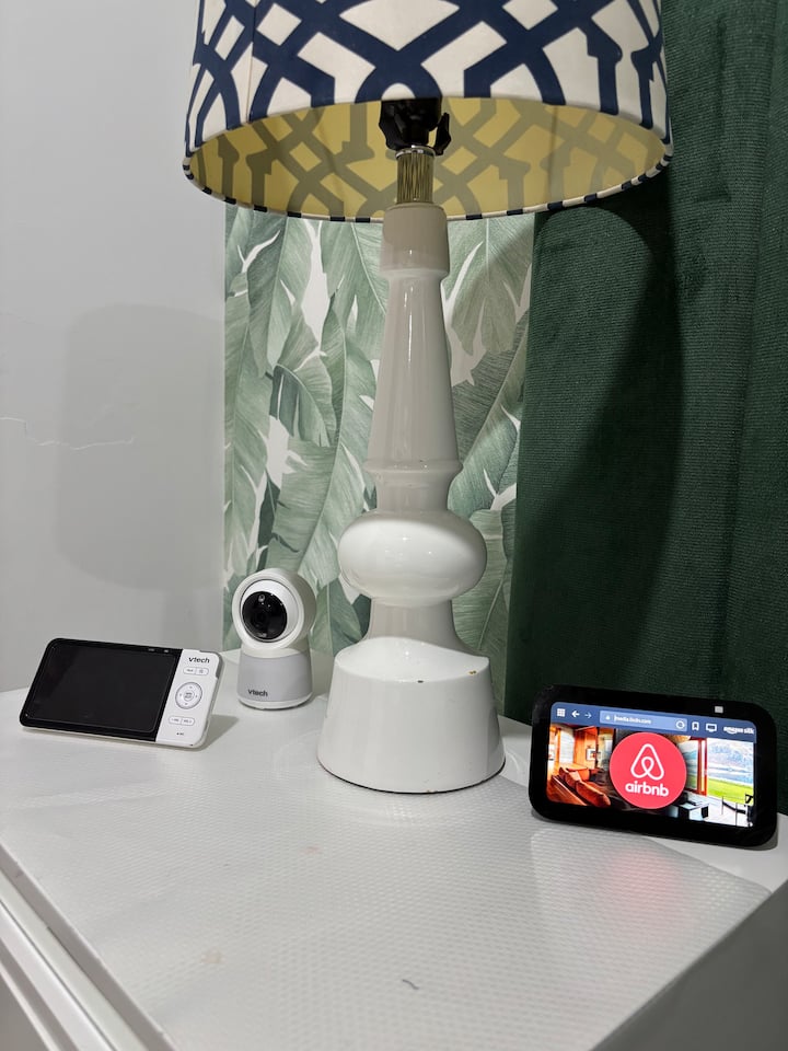 Tehnologija nadohvat ruke: uključuje dva Alexa uređaja i bebi monitor za vašu udobnost. Napomena: uređaji ostaju isključeni i mogu se koristiti po želji; vi odlučujete kada ćete ih uključiti kako biste imali potpunu privatnost. Vaša je udobnost na prvom mjestu!