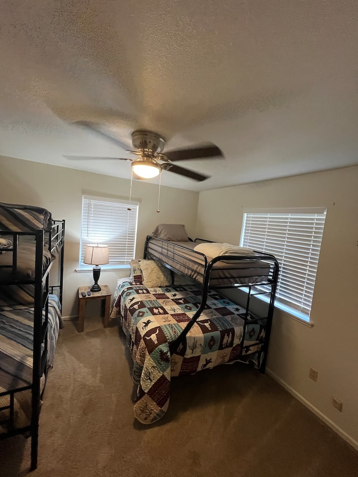 1 დედოფალი და 3 ტყუპი