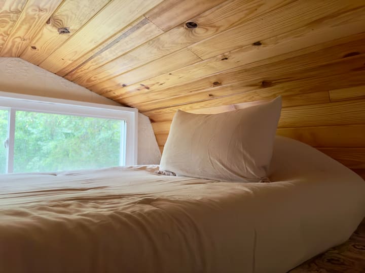 Twin XL bed (80” x 39”) tri-fold 4” memory foam mattress with 3” gel memory foam mattress topper, 400-thread-count 100% cotton sateen sheets, pillows, comforter.