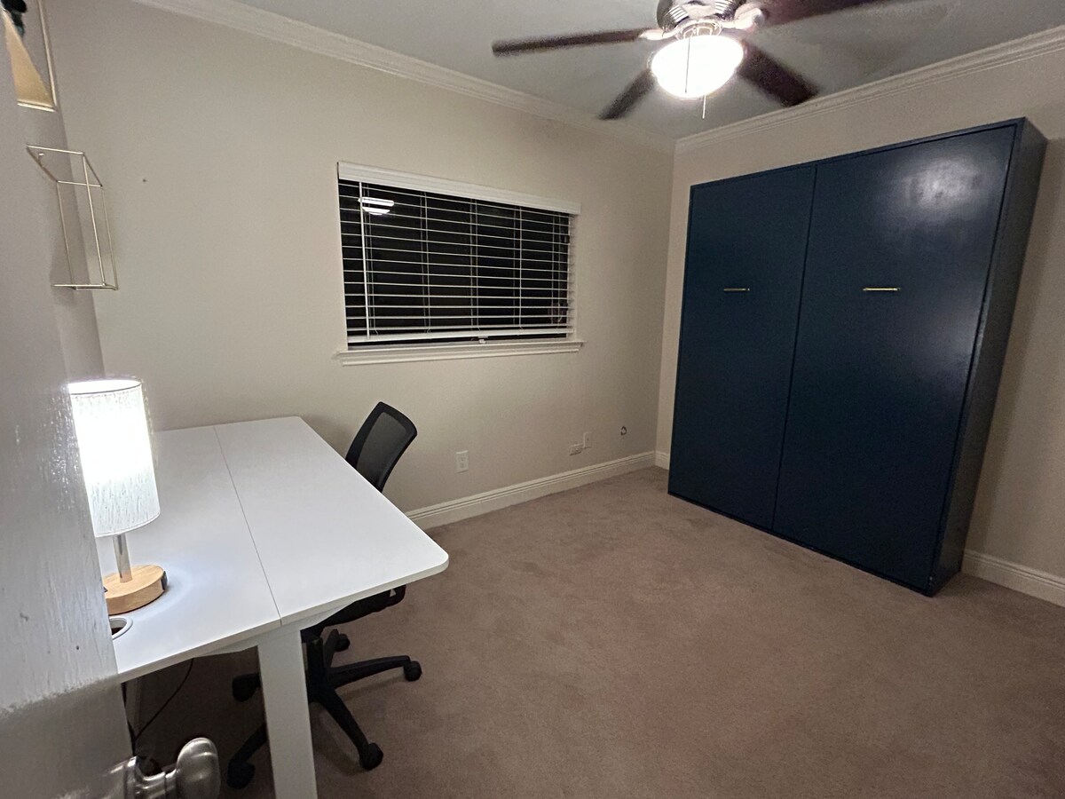 მე‑3 საძინებელი გამოიყენება როგორც კაბინეტი/საძინებელი, სადაც არის გასაშლელი საწოლი. გამოსაყენებლად ჩამოსწიეთ ზემოდან და გადაიტანეთ შავი ზოლი იატაკზე, რომ საწოლი დაიმაგროთ. თუ მისი თავდაპირველ ადგილას დაბრუნებას გადაწყვეტთ, არ დაგავიწყდეთ, რომ შავი ზოლი კვლავ იყოს ჩასმული.