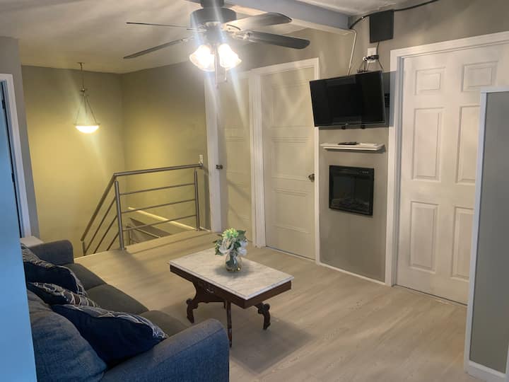 Всекидневна на горния етаж със смарт телевизор