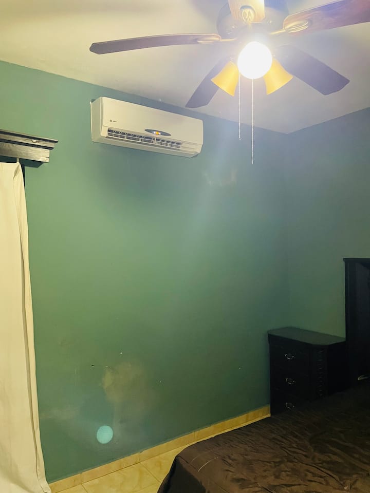 Cette chambre dispose du fonctionnement et du service du minisplit 