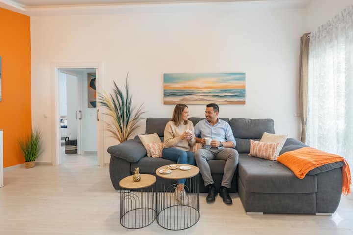 Provodite vrijeme s obitelji u dnevnom boravku s udobnim sivim kaučem i uređenjem koje podsjeća na more i spokoj.