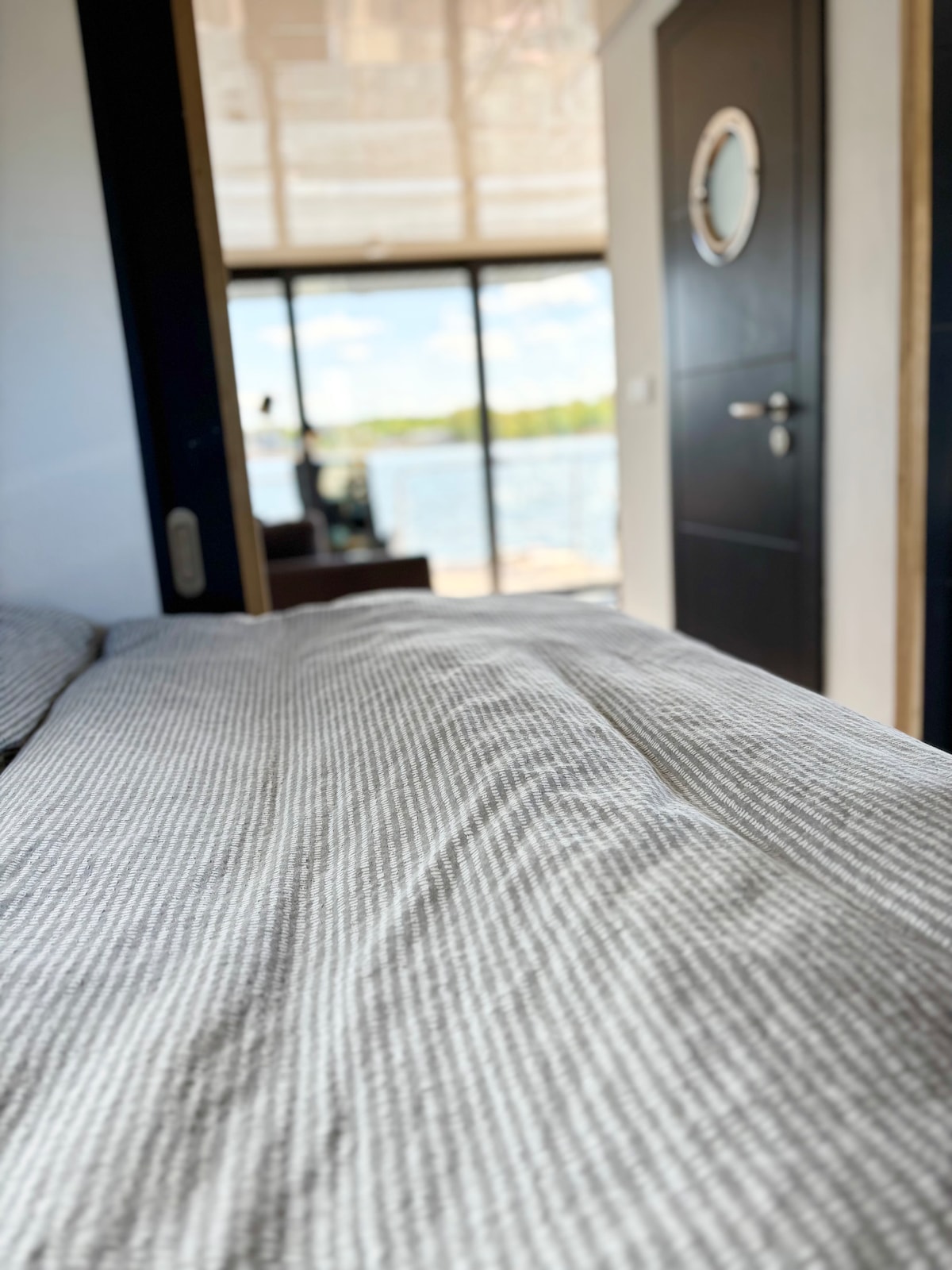 วิวน้ำจากเตียง