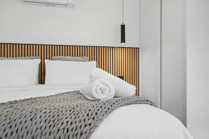 საწოლი 193×203 სმ არ იყოფა ორ ცალკე საწოლად 
