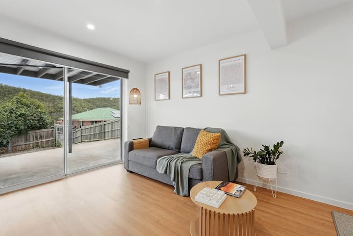 Ტახტი გადის პატარა ორადგილიან გასაშლელ დივანზე, რომლის დაჯავშნაც შესაძლებელია ღამეში დამატებით 25 $ -ად 
Ბავშვი სასურველია, მაგრამ გთხოვთ, მისწეროთ დეტალური ინფორმაცია 