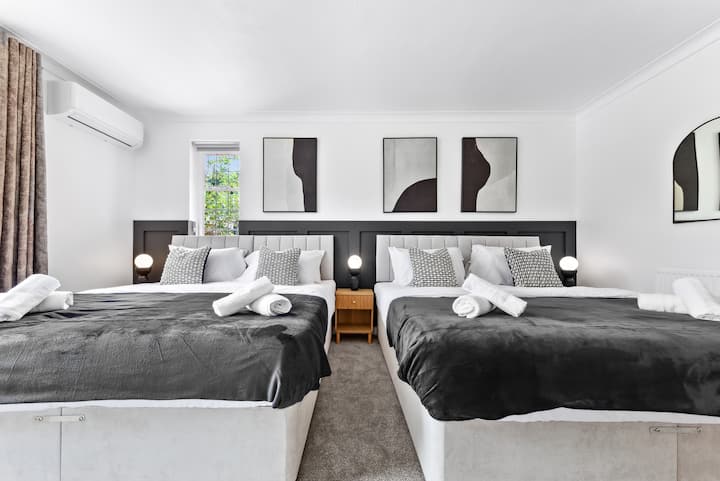 Dhomë e gjerë me dy krevate dopio "king", e përkryer për rehati në grup dhe një gjumë të shkëlqyer.