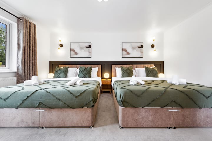 Dhomë gjumi e ndritshme dhe me hapësirë të bollshme me 2 krevate dopio "king-size" – ideale për qëndrime relaksuese në grup ose familjare.