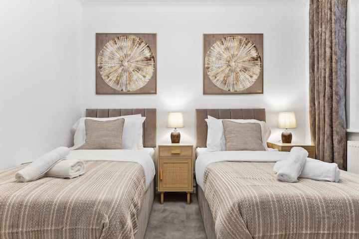 Dhomë gjumi elegante me një krevat dopio të rehatshëm – ideale për çifte ose vizitorë vetëm.









