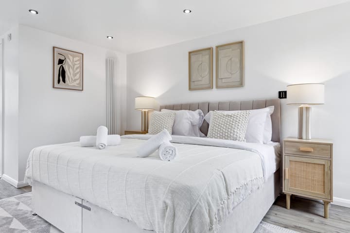  Dhomë e qetë dhe me stil me një krevat dopio "king" premium për një natë të qetë gjumi.