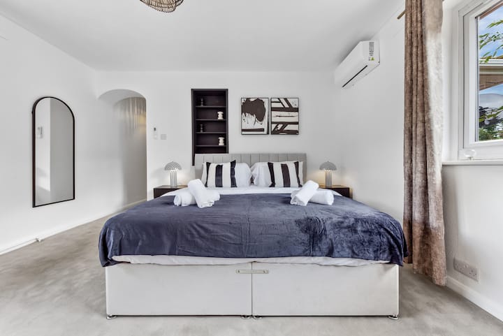 Dhomë gjumi e qetë me një krevat luksoz "king-size" – i projektuar për rehati maksimale dhe net çlodhëse.