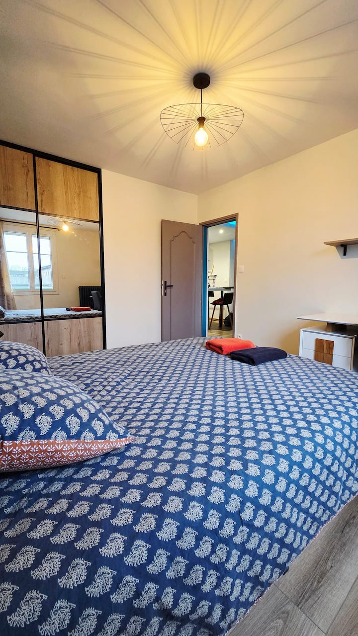 Chambre fonctionnelle avec lit et penderie pour un séjour organisé.