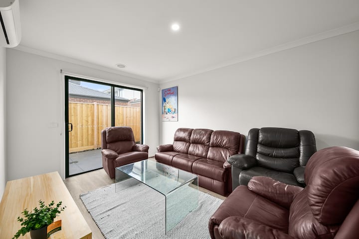 20%off Monthly 3bedroom Home Manorlakescentre - Werribee