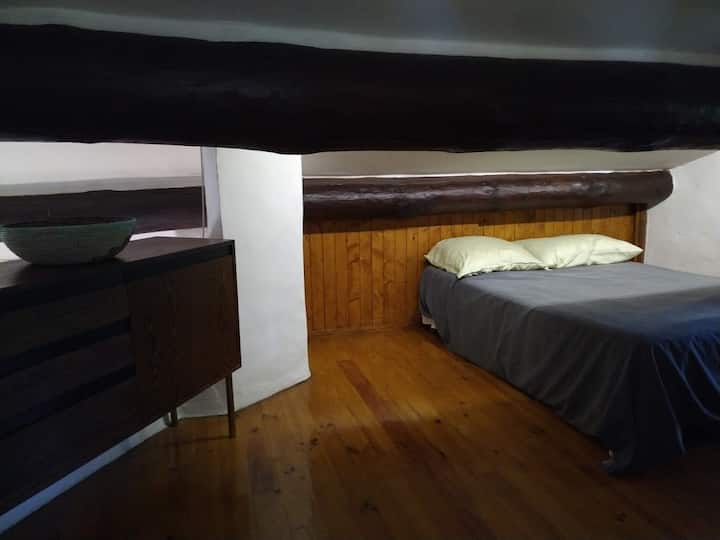 Kitanda cha watu wawili kwenye mezzanine