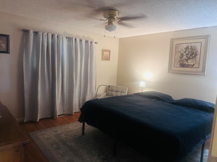 Მთავარი საძინებელი სააბაზანოთი/საშხაპით, ტელევიზორით და დამატებითი საძინებლის სკამით სხვა დამატებითი ადამიანისთვის, რომელსაც, შესაძლოა, დასჭირდეს დასაძინებელი ადგილი