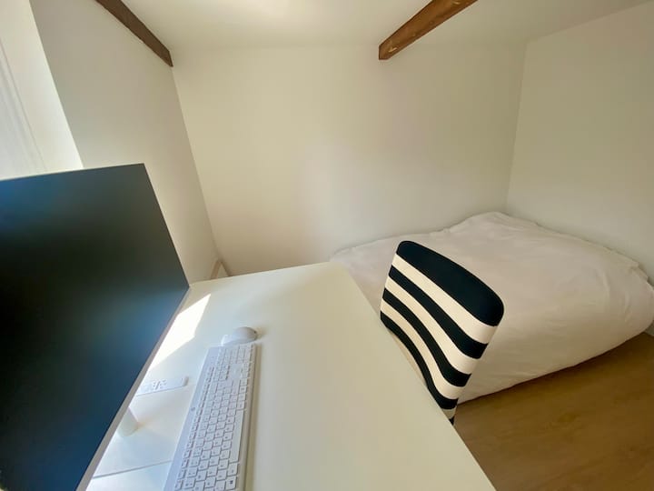 Notre espace de travail dédié, avec un lit pliant. Parfait pour un enfant, mais aussi une option de couchage pour un adulte.