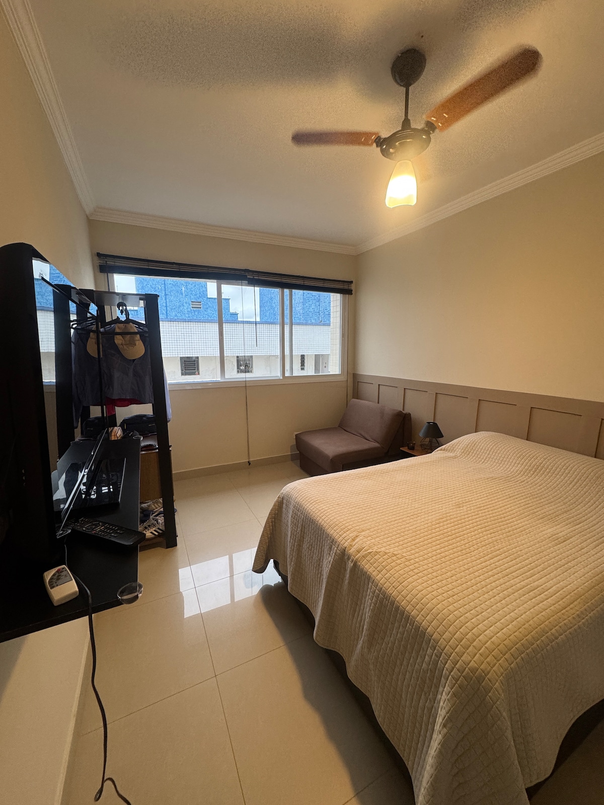 Уютна спалня с 1 двойно легло и единичен разтегателен диван, също така има 42-инчов телевизор и вентилатор на тавана.