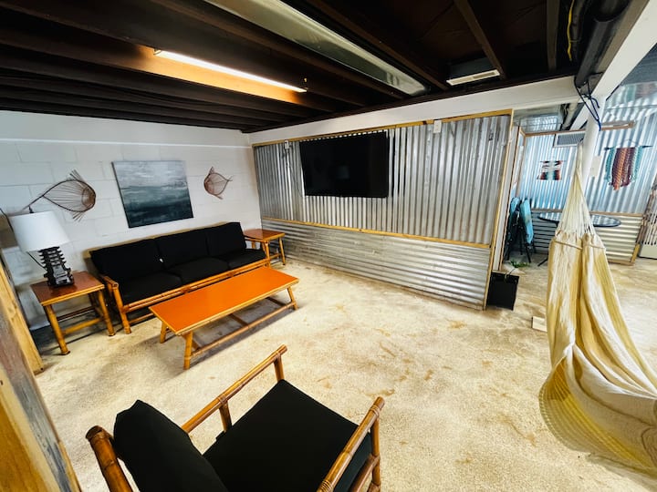 Televisheni janja ya Roku ya ukutani ya inchi 55 katika sebule kubwa 