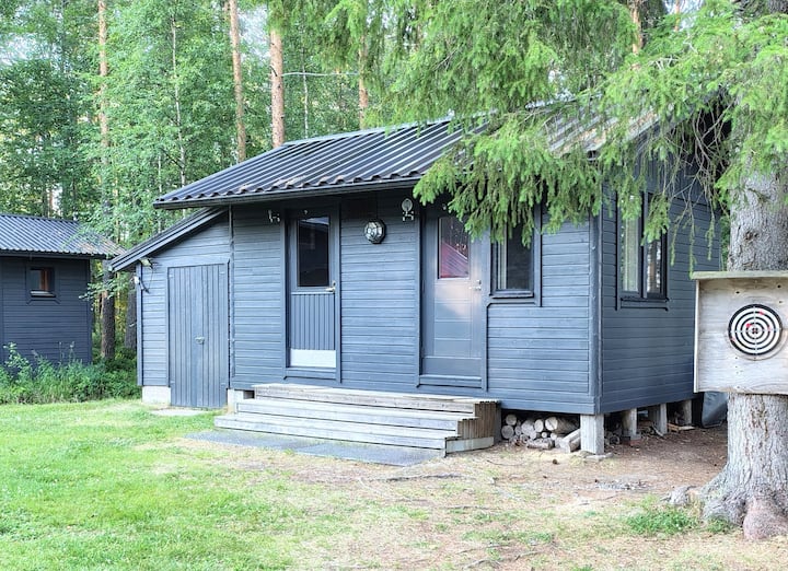 Banda la kulala (mwisho wa kulia wa jengo la bustani) hutumika kama malazi ya ziada wakati wa msimu wa majira ya joto.

Nyumba ya mbao ya kulala (mwisho wa kulia wa jengo) hutumika kama malazi ya ziada.