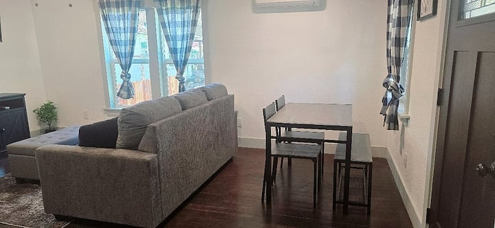 Prostor za blagovanje i kauč na razvlačenje.