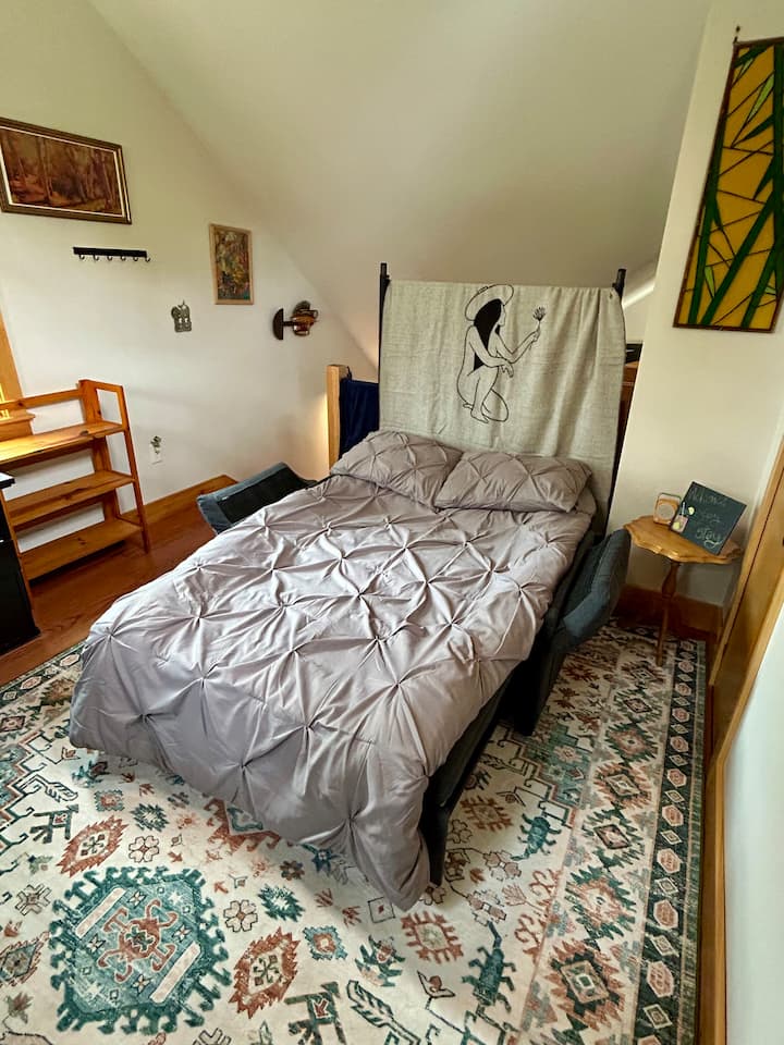 Štúdio na poschodí môže byť buď vaším pracovným priestorom, alebo druhou spálňou s ľahko nastaviteľnou futonovou posteľou v plnej veľkosti.