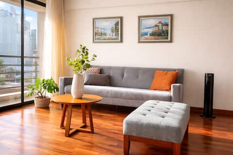Top performing Airbnb: Spacious apartment for 6, steps from Kennedy and Larcomar in Lima