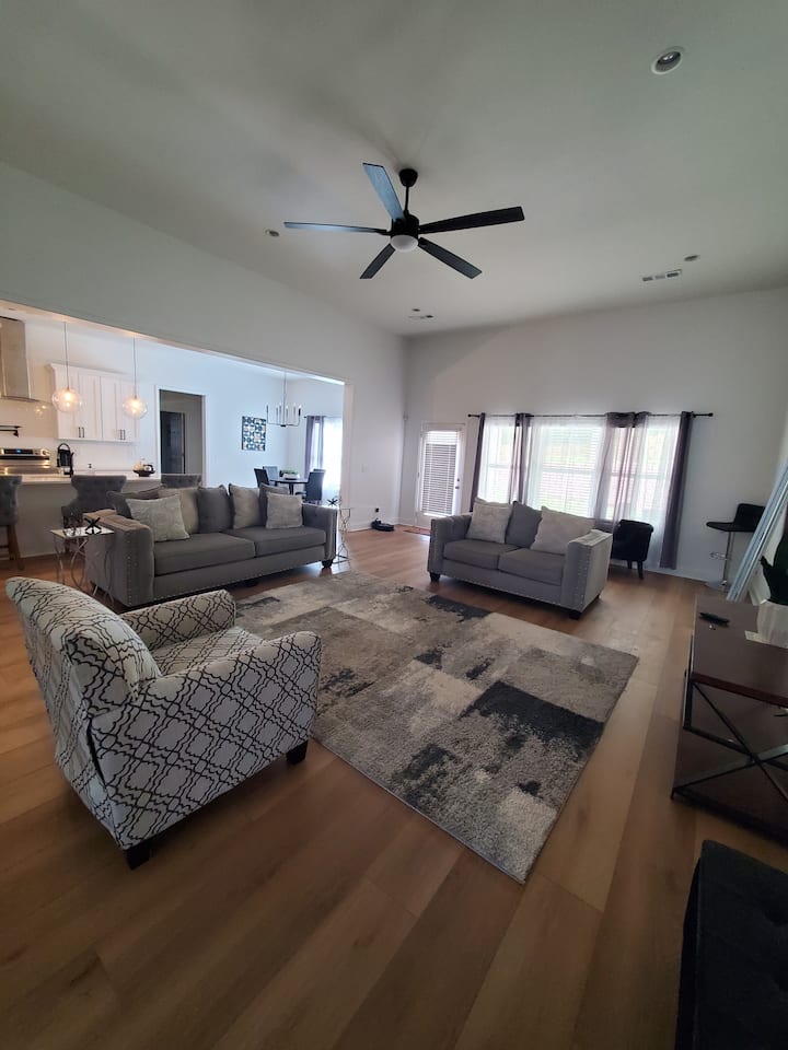 Modern Ranch 4br Retreat - Douglasville, GA