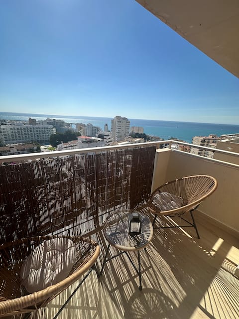 Top performing Airbnb: Júpiter Apartment with oceanfront views and pool in Benalmádena