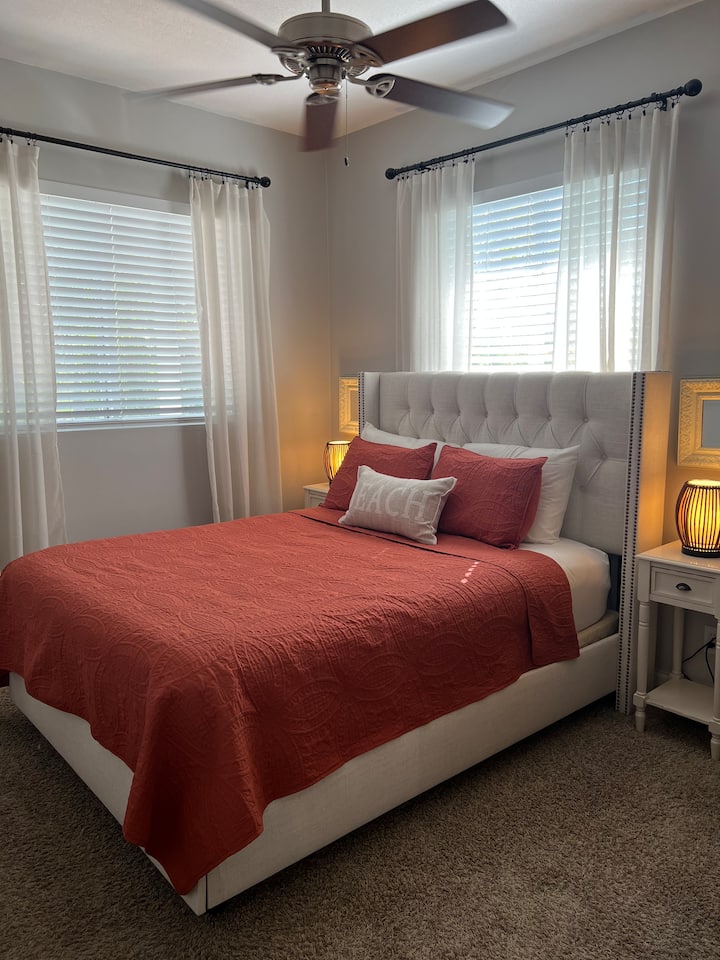 配备标准双人床的卧室，带电视和衣柜。 