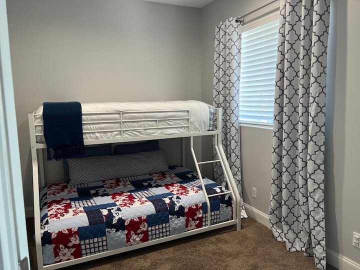 双层床，上下分别为双人床和单人床。