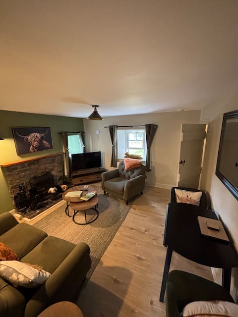 Top performing Airbnb: Ivy Cottage – A Charming Waterside Retreat in Kilmonivaig