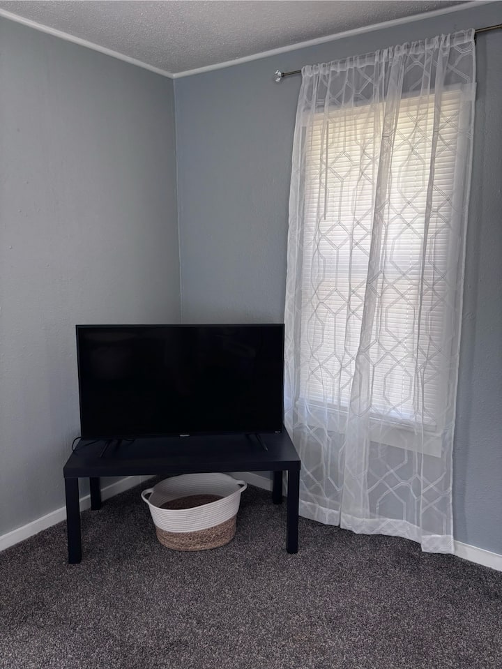 Blue Bungalow-5 Min Walk To Zoo - Garden City, KS