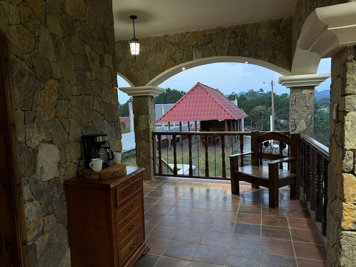 Hermosa Cabaña En áRea Verde - Alta Verapaz