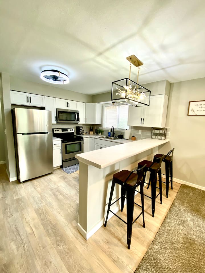 Fresh & Thrilling Apartment - Cedar Rapids, IA