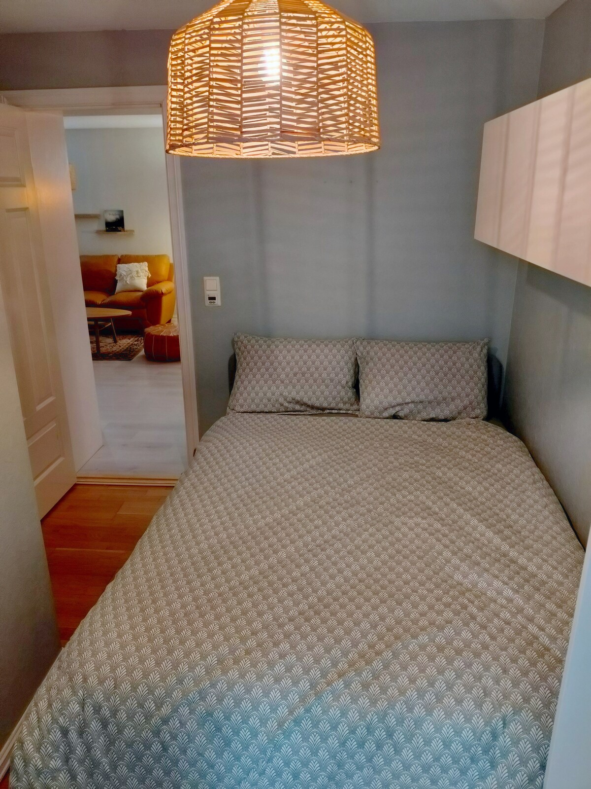 יש מיטה זוגית נוחה.