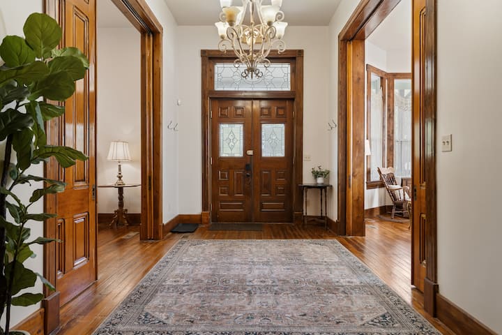 Vogue- 1886 Queen Anne Victorian - Fort Smith, AR