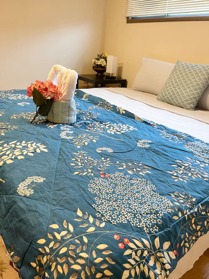 Spálňa s manželskou posteľou na oddych s pripojenou polovičnou kúpeľňou