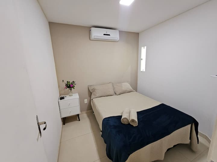 Dhoma 2 e pajisur me një krevat dopio, 2 dyshekë shtesë, ajër të kondicionuar, smart TV dhe një vend për të ruajtur rrobat.