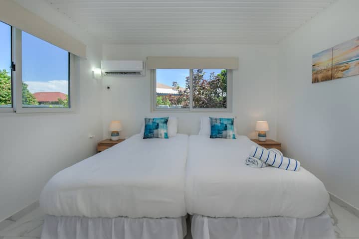 Hay dos camas individuales XL en este dormitorio con aire acondicionado, que se pueden convertir en una cama tamaño king y TV inteligente. El interior es espacioso y luminoso, lo que garantiza una noche de descanso cómodo.