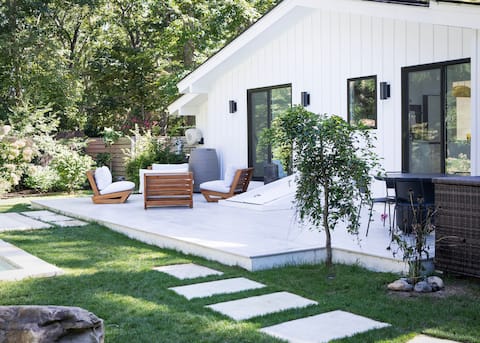 Light-filled Retreat by the Bay