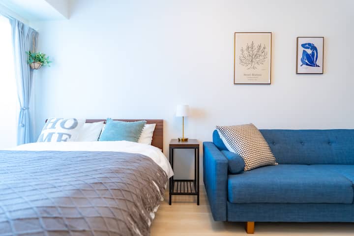 Es una cama de alta calidad (cama francesa) hecha en Japón, para que puedas dormir cómodamente.

Hay 1 cama matrimonial y 1 sofá cama.
Tamaño de la cama doble: 140 cm de ancho x 198,5 cm de largo x 83 cm de alto.
Tamaño del sofá cama: ancho 100 cm x largo 177 cm x alto 44 cm