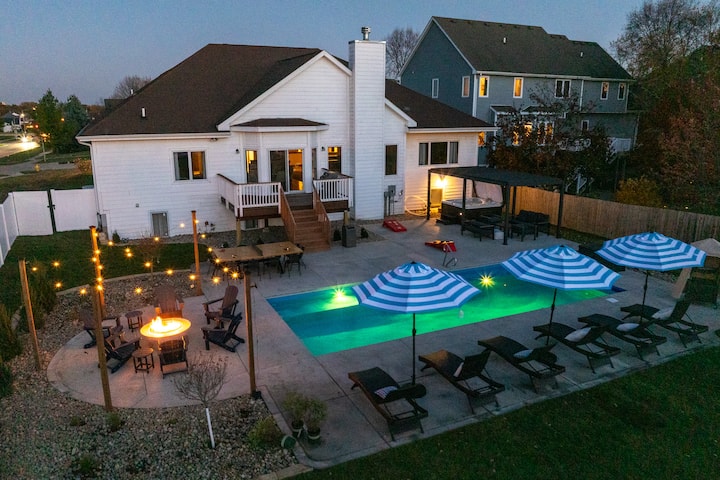 Sleeps 20/Heated Pool/Hot Tub/Fire Pit/Arcade/Mall