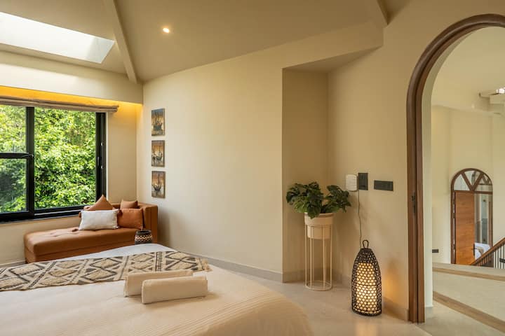 Wake up refreshed in a stylish bedroom with a king-size bed, ensuite bathroom, air conditioning, and in-room safe. A perfect stay near Parra and Assagao.