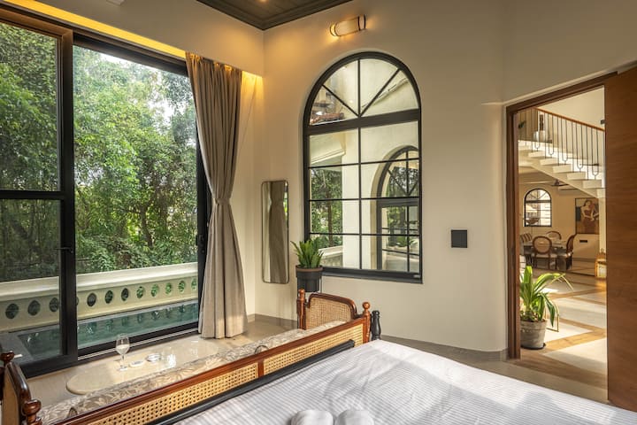 Sleep soundly in an elegant bedroom featuring a king-size bed, private ensuite bathroom, AC, and safe. Ideal for guests seeking a luxury stay in Parra, North Goa, near Assagao. ️